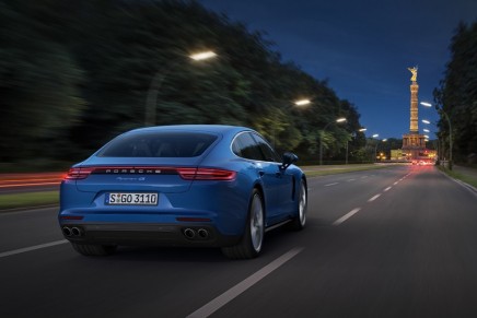 The new 2017 Porsche Panamera 4S. You will immediately recognize the coupé-like roof line, but it is much ‘faster’