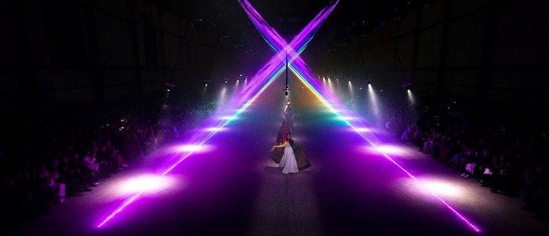 burberry - The February 2018 show finale illuminated by Spectrum