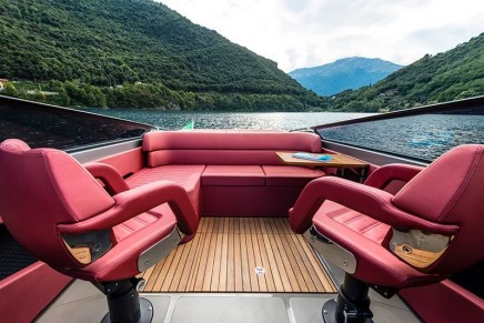 Cranchi E26 Classic comes from reading the style of classic motorboats in a new key