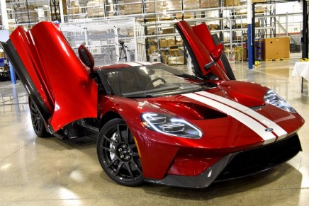 The first road-going version of the all-new 2017 Ford GT has rolled off the line