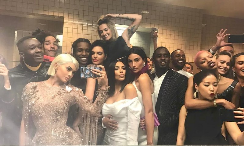 met gala 2017 bathroom selfie